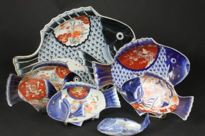 JAPON ENSEMBLE DE CINQ PLATS en forme de poisson et une coupelle au modèle, en porcelaine...