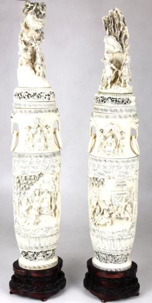 CHINE Paire de vases couverts en ivoire sculpté à décor de batailles (restaurations)...