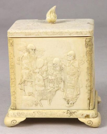 CHINE Boîte à jetons couverte en ivoire gravé et sculpté. Signée. Fin XIXème siècle...