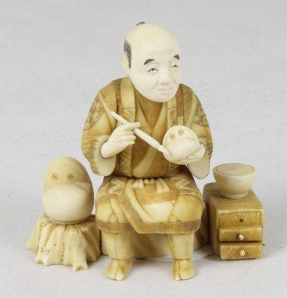 JAPON Okimono représentant un artisan de poupée de Baruma assis. Signé Masayuki....