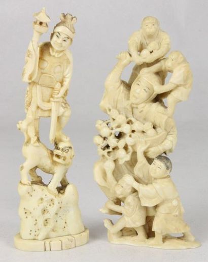 JAPON Deux groupes en ivoire sculpté l'un représentant un pêcheur et l'autre représentant...