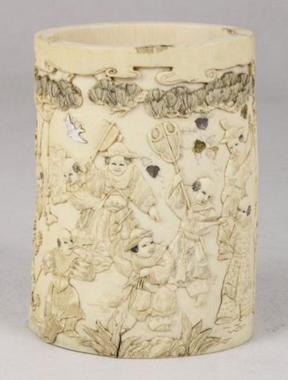 JAPON Vase Bidong en ivoire sculpté Fin XIXème siècle Haut: 13,5 cm (légers manq...
