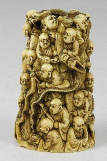 JAPON Groupe en ivoire sculpté de mille visages sur un rocher. XIXème siècle Haut:...