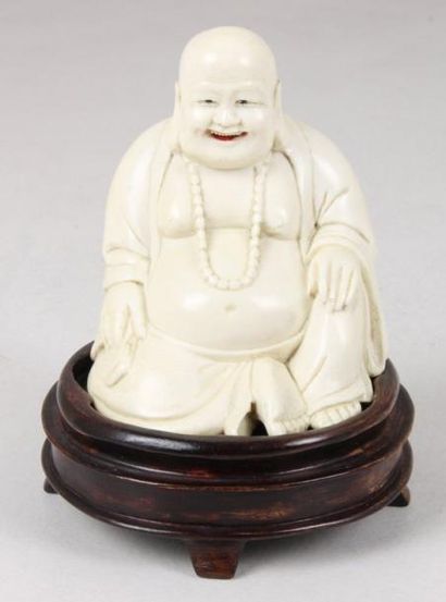 CHINE Bouddha en ivoire sculpté. Signé. Haut: 9 cm