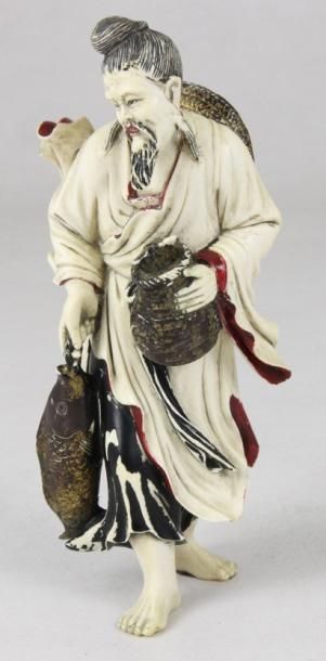JAPON Okimono en ivoire polychrome représentant un pêcheur Fin XIXème siècle Haut:...