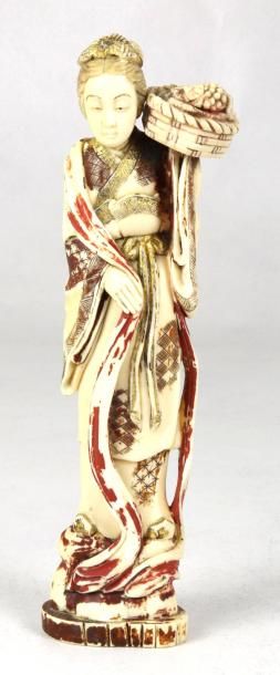 JAPON Okimono en ivoire polychrome et doré représentant une femme au panier Fin XIXème...