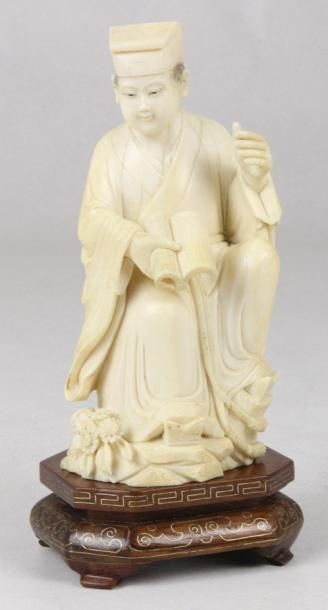CHINE Statuette en ivoire représentant un souriant érudit T'Sing Fin XIXème siècle...