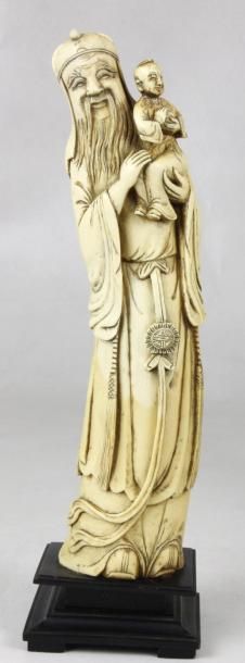 CHINE Sujet en ivoire figurant un mandarin. Fin XIXème siècle Haut: 30 cm