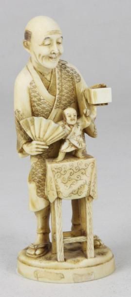 JAPON Okimono en ivoire sculpté représentant un Sarumawashi et son jeune fils. XIXème...