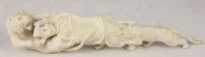 JAPON Groupe en ivoire sculpté d'un tigre et d'un rhinocéros. Signé Yoshitomo. XIXème...