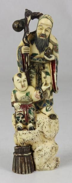 JAPON Okimono en ivoire polychrome figurant un homme et un enfant. Signé. XXème siècle...