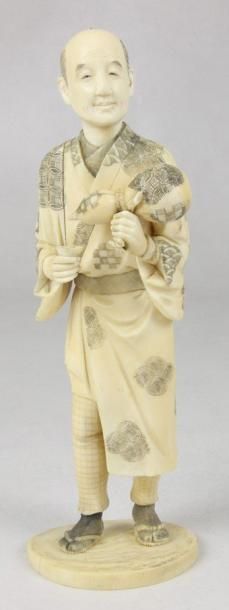 JAPON Okimono en ivoire sculpté figurant un homme avec gourde. Signé Tamayuki. XIXème...