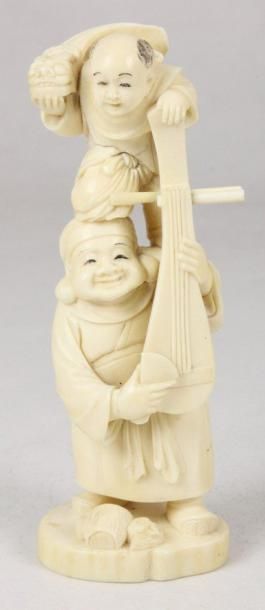 JAPON Groupe en ivoire sculpté représenant Daikoku. Signé Shosai XIXème siècle Haut:...