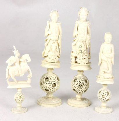CHINE Ensemble de quatre pièces d'échec en ivoire comprenant le roi et la reine,...