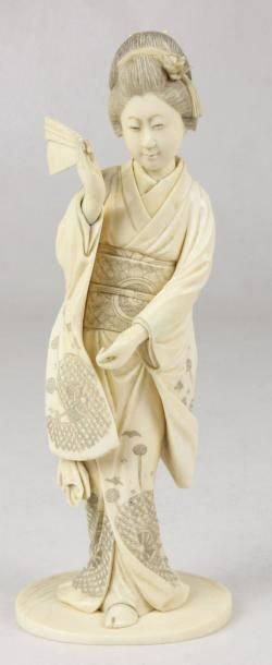 JAPON Okimono en ivoire figurant une dame à l'éventail. Signé Masayuki. XIXème siècle...