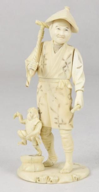 JAPON Groupe en ivoire figurant un homme avec son singe. Signé Gyokuro XIXème siècle...
