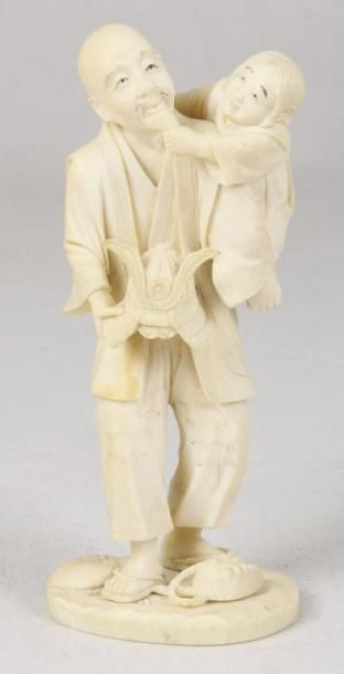 JAPON Groupe en ivoire sculpté représentant un samouraï et son fils. Signé Masayuki...