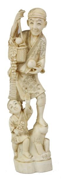 JAPON Groupe en ivoire sculpté représentant un homme au panier, à ses pieds un enfant....