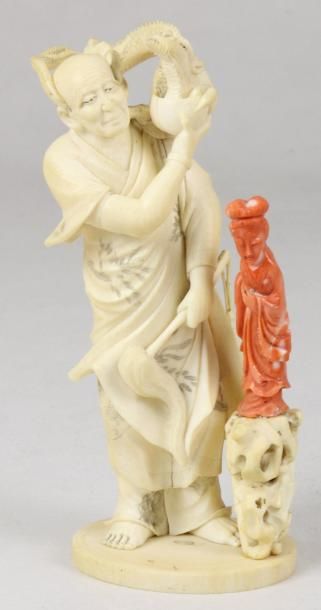 JAPON Okimono en ivoire représentant un moine Nikiren et une figurine en corail....