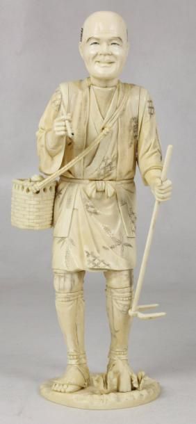 JAPON Paysan avec pipe et houe Okimono en ivoire signé Masayuki XIXème siècle Haut:...
