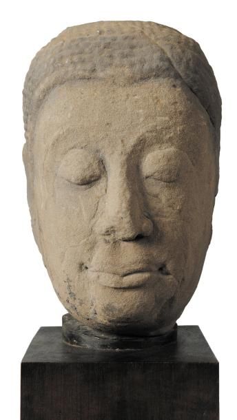 THAÏLANDE TETE en grès représentant Bouddha Thaï, XVème siècle Haut: 37 cm Expert:...
