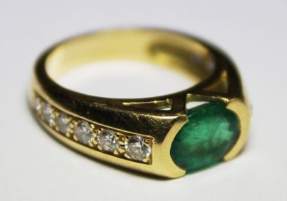 null BAGUE en or jaune ornée d'une emeraude de taille ovale, la monture ajourée et...