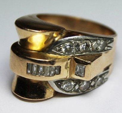 null BAGUE année 1950 en or jaune et platine ornée de diamants de taille brillant....