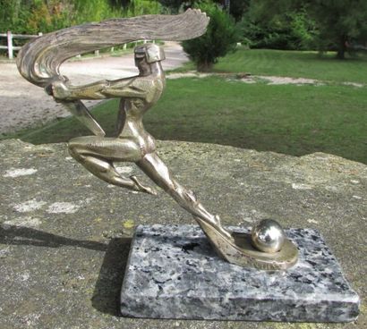 « Homme au flambeau » Bronze argenté signé F. Bazin, France 1925, haut : 190 mm....
