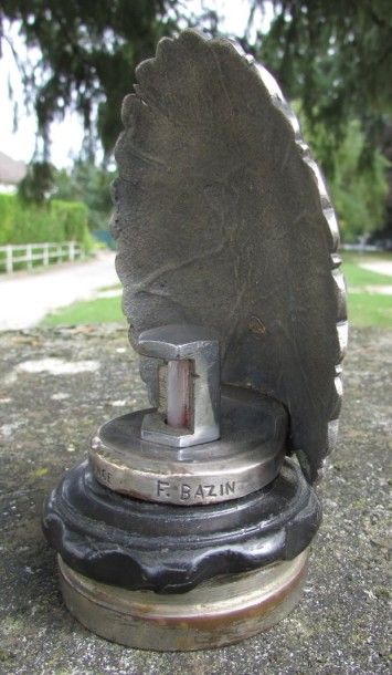 Paon Bronze signé Bazin, France période art déco, avec son thermomètre intégré.
...