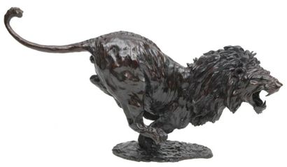 José Maria DAVID (né en 1944) Le lion chassant Sculpture-volume en bronze à patine... Gazette Drouot
