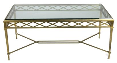 TRAVAIL MODERNE Table basse en bronze et verre, ceinture ajourée à décor de croisillons,...