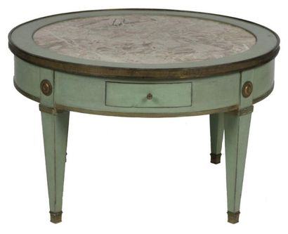 Maison JANSEN Table basse en bois laqué vert et or, plateau circulaire en marbre....