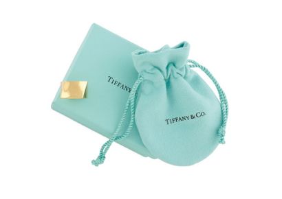 TIFFANY and Co BAGUE JONC asymétrique en or jaune. Portant la signature "Tiffany...
