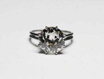 null "SOLITAIRE en or gris retenant un diamant de taille ancienne d'environ 5,5 carats.
Poids...