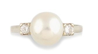 null BAGUE en or gris ornée d'une perle blanche épaulée par deux diamants de taille...