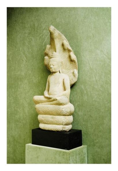 null Cambodge Khmer. Bouddha assis sur le naga en grès gris. H. 89 cm.