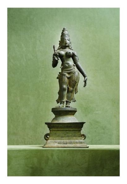 Inde 16ème siècle Statuette de divinité féminine debout sur un lotus en léger tribhanga,...