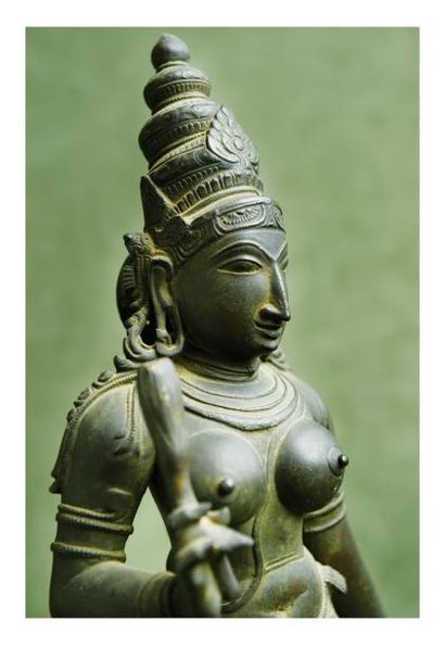 Inde 16ème siècle Statuette de divinité féminine debout sur un lotus en léger tribhanga,...