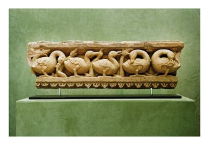 null Inde du nord 12ème siècle. Fragment de bas relief en grès gris sculpté de canards...