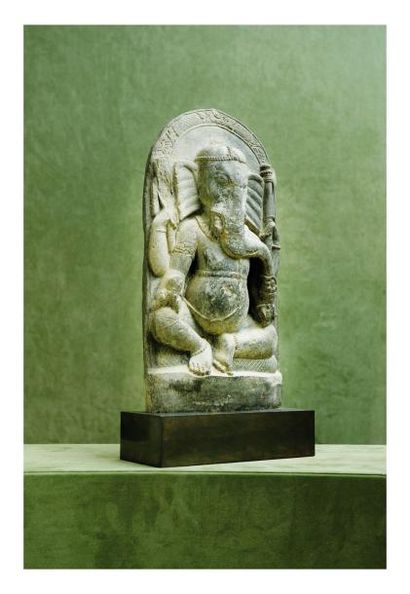 null Inde du sud. 14ème siècle. Stèle en schiste sculpté de ganesh assis tenant ses...
