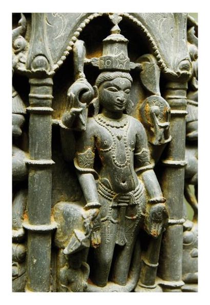 null Inde 11ème siècle. Bas relief en grès gris, sculpté d?un jeune femme en tribhanga....