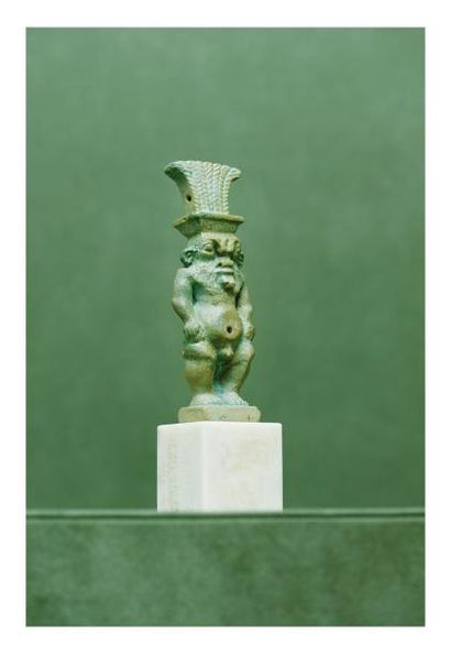  Égypte, époques tardives. DIEU BES. Faïence verte. H. 11,5 cm.