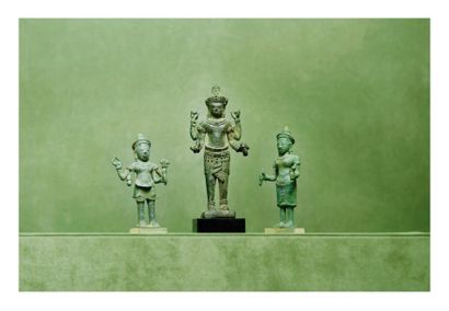 null Cambodge Khmer 12ème siècle. Trois petites statuettes en bronze à patine verte...