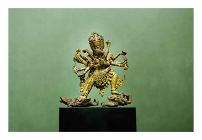  Tibet 16/17 ème siècle. Groupe en bronze doré, divinité à quatre têtes avec cakti...