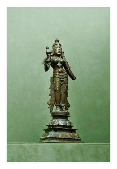 Inde 19ème siècle Statuette de Parvati debout sur le lotus en bronze à patine brune....