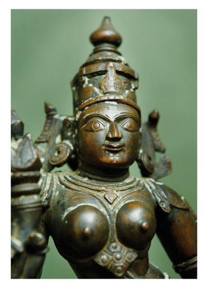 Inde 19ème siècle Statuette de Parvati debout sur le lotus en bronze à patine brune....