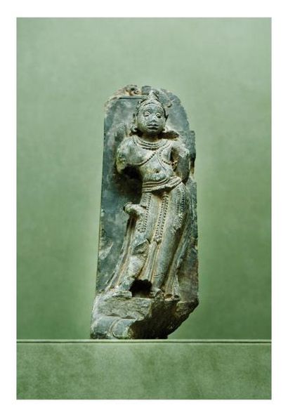 Inde 12 ème siècle Petit bas relief en grès gris, sculpté d?une danseuse en tribhanga....