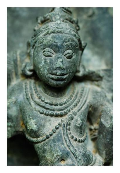 Inde 12 ème siècle Petit bas relief en grès gris, sculpté d?une danseuse en tribhanga....