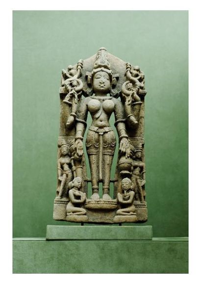 Indes 13ème siècle Stèle en grès gris sculpté de Parvati à quatre bras entourée de...