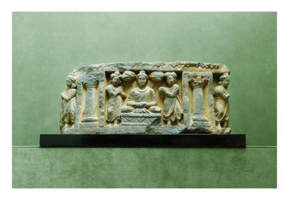  Gandhara 2/4ème siècle. Bas relief en schiste gri à décor sculpté de cavaliers et...